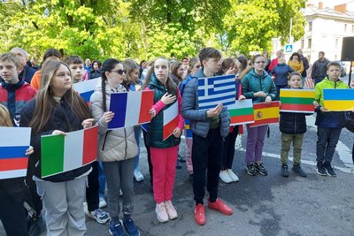 Діти з прапорами країн Європи Діти з прапорами країн Європи