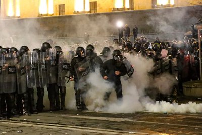 Поліція блокує вулицю, щоб зупинити протестувальників біля будівлі парламенту Грузії в Тбілісі, Грузія, 9 березня 2023 року Поліція блокує вулицю, щоб зупинити протестувальників біля будівлі парламенту Грузії в Тбілісі, Грузія, 9 березня 2023 року