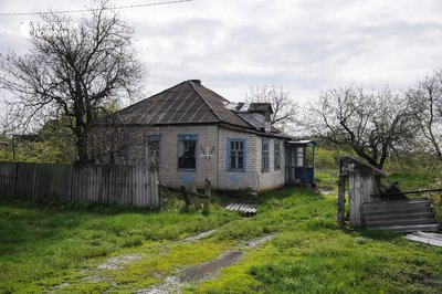 Хата на в'їзді у село Підвисоке на Харківщині, квітень 2023 року
