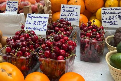 На Житньому ринку в Житомирі черешня коштує до 250 гривень за кілог-рам На Житньому ринку в Житомирі черешня коштує до 250 гривень за кілог-рам