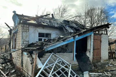 Руйнування будинку внаслідок авіаудару росіян по Осинову, Харківська область Руйнування будинку внаслідок авіаудару росіян по Осинову, Харківська область