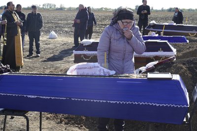 У Грозі Валентина Козир прощається з онуком Іваном, сином Ігорем, донькою Ольгою та чоловіком Анатолієм