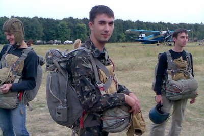 Житомирянин зробив понад 30 стрибків із парашутом: як це було Житомирянин зробив понад 30 стрибків із парашутом: як це було