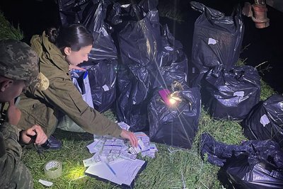 На Волині затримали тракториста, який віз до Польщі контрабандні цигарки На Волині затримали тракториста, який віз до Польщі контрабандні цигарки