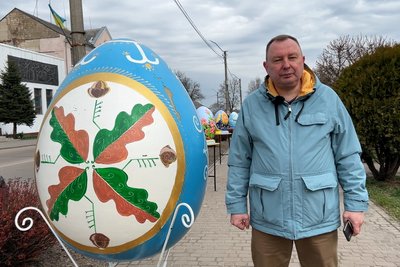 "Одна краща іншої": на алеї в центрі Дубна на Рівненщині встановили 16 писанок