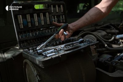 Механіки мобільної ремонтної групи ремонтують двигун Хамві Механіки мобільної ремонтної групи ремонтують двигун Хамві