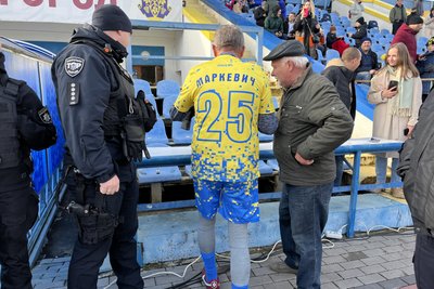 "Футбол заради перемоги": В Ужгороді відбувся благодійний матч на підтримку ЗСУ "Футбол заради перемоги": В Ужгороді відбувся благодійний матч на підтримку ЗСУ