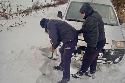 На Івано-Франківщині рятувальники та поліцейські витягували автівки з кюветів На Івано-Франківщині рятувальники та поліцейські витягували автівки з кюветів