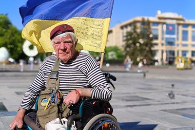 "Приємно, що тут впізнають", — волонтер "дядя Гриша" у Луцьку збирає допомогу на фронт