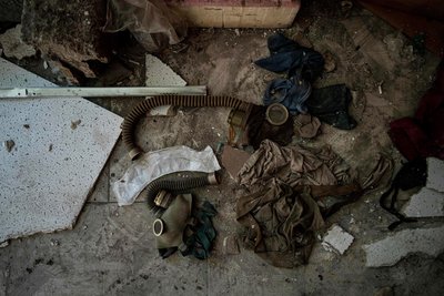 Протигаз у школі, яку використовували як катівню російські військові в Ізюмі Протигаз у школі, яку використовували як катівню російські військові в Ізюмі
