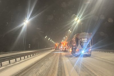Через снігопад у Житомирі та області прибирають дороги й вулиці Через снігопад у Житомирі та області прибирають дороги й вулиці