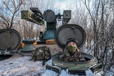 Військовий дивиться у небо, почувши звук безпілотника