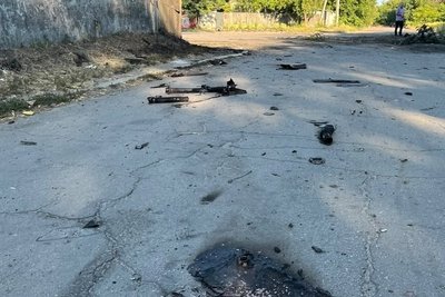 Дорога у Лозовій, на якій лежать уламки російського безпілотника Дорога у Лозовій, на якій лежать уламки російського безпілотника