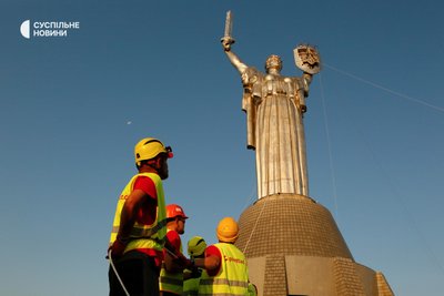 Встановлення тризуба на монумент Батьківщина-мати