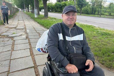 Падав на вулицях міста: ветеран на протезі перевірив безбар'єрність Житомира Падав на вулицях міста: ветеран на протезі перевірив безбар'єрність Житомира
