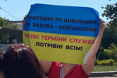 "Чому всі діти з татом, а я третій рік сам?"— у Житомирі відбулася акція-пікет щодо термінів служби військових "Чому всі діти з татом, а я третій рік сам?"— у Житомирі відбулася акція-пікет щодо термінів служби військових