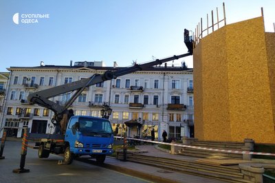 Навколо пам'ятника Катерині II в Одесі розбирають огорожу Навколо пам'ятника Катерині II в Одесі розбирають огорожу