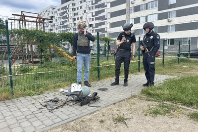Поліцейські біля уламків БпЛА у дворі будинку в Немишлянському районі Харкова, 4 червня 2026 року Поліцейські біля уламків БпЛА у дворі будинку в Немишлянському районі Харкова, 4 червня 2026 року