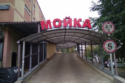 В Одесі продовжують демонтували російськомовні рекламні вивіски