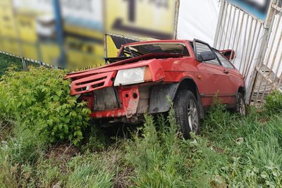 Розбита автівка в ДТП на перехресті в Харкові Розбита автівка в ДТП на перехресті в Харкові