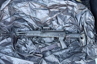 Вилучили автомат, набої та гроші: вінничанина підозрюють у торгівлі зброєю