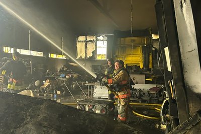 рятувальники гасять пожежу рятувальники гасять пожежу