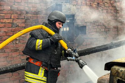 Рятувальник гасить пожежу Рятувальник гасить пожежу