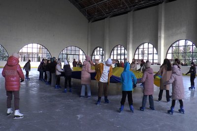 Прапор на льодовій арені. Діти-переселенці у Дніпрі відзначили День Соборності України Прапор на льодовій арені. Діти-переселенці у Дніпрі відзначили День Соборності України