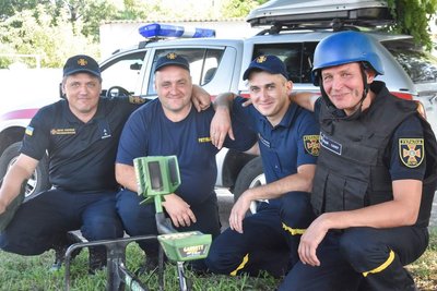 Піротехнік Святослав Додон, який загинув під час розмінування Миколаївщині, з колегами-рятувальниками Піротехнік Святослав Додон, який загинув під час розмінування Миколаївщині, з колегами-рятувальниками