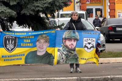 "Ми не здаємось": у Подільську родини безвісти зниклих щонеділі нагадують про своїх захисників "Ми не здаємось": у Подільську родини безвісти зниклих щонеділі нагадують про своїх захисників