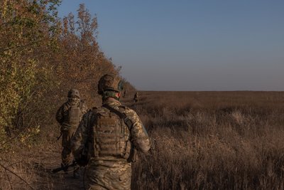 Бійці 65-ї механізованої бригади біля села Роботине Бійці 65-ї механізованої бригади біля села Роботине