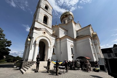 У Мукачеві попрощалися із полеглим захисником Василем Митровкою