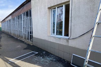 Розбиті вікна в притулку в Харкові після атаки дрона РФ, 5 березня 2026 року