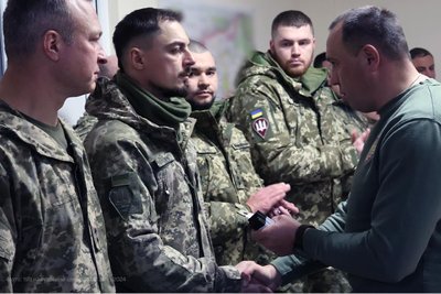 Військовослужбовців 199 центру ДШВ нагородили відзнаками Міноборони і грамотами Військовослужбовців 199 центру ДШВ нагородили відзнаками Міноборони і грамотами
