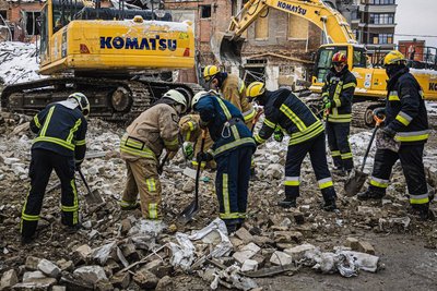 Рятувальники розбирають завали на місці вибухів у центрі Харкова, які сталися 2 січня Рятувальники розбирають завали на місці вибухів у центрі Харкова, які сталися 2 січня