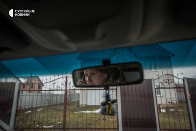 На дзеркалі автівки Євген Савченко возить жовто-блакитний плетений хрестик, грудень 2022 року. На дзеркалі автівки Євген Савченко возить жовто-блакитний плетений хрестик, грудень 2022 року.