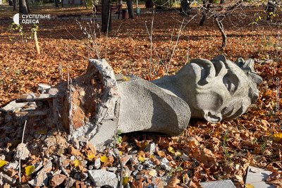В Одесі демонтували погруддя російського письменника Горького В Одесі демонтували погруддя російського письменника Горького