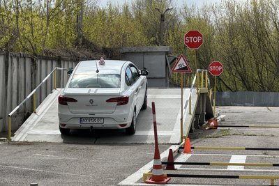 Одна з машин автошколи для ветеранів у Харкові Одна з машин автошколи для ветеранів у Харкові