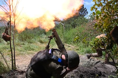 Українські морпіхи ведуть вогонь із міномета по російських позиціях