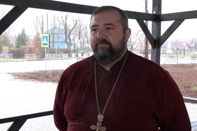 У селі Смолярі на Волині труну із загиблим бійцем Василем Солодухою не пустили у храм УПЦ МП У селі Смолярі на Волині труну із загиблим бійцем Василем Солодухою не пустили у храм УПЦ МП