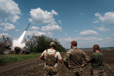 Військові спостерігають за пуском ракети з установки HIMARS на Бахмутському напрямку Військові спостерігають за пуском ракети з установки HIMARS на Бахмутському напрямку