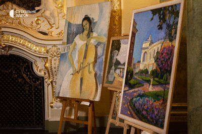 Різні ракурси та освітлення: в Одеському оперному стартувала виставка картин з зображенням театру Різні ракурси та освітлення: в Одеському оперному стартувала виставка картин з зображенням театру