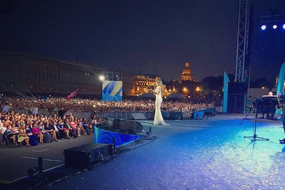 Ані Лорак дає концерт на честь російських військових у 2016 році Ані Лорак дає концерт на честь російських військових у 2016 році