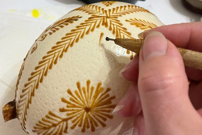 Створює писанки зі страусиних яєць: майстриня з Рівненщини розповіла про своє хобі