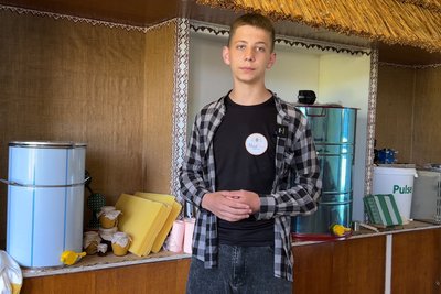 "Хочемо продавати мед і створювати свічки": як студенти на Рівненщині відкрили бізнес на бджолах "Хочемо продавати мед і створювати свічки": як студенти на Рівненщині відкрили бізнес на бджолах