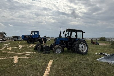 Пошкоджені внаслідок удару РФ трактори, Коротич, Харківська область, 24 серпня 2025 року Пошкоджені внаслідок удару РФ трактори, Коротич, Харківська область, 24 серпня 2025 року