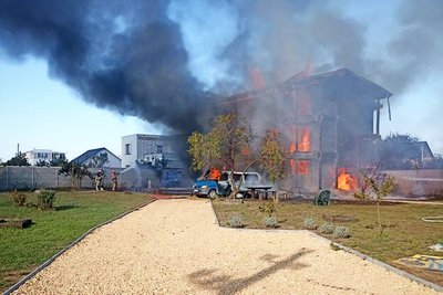 На Одещині палала триповерхова дерев'яна будівля