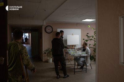 Лікарі розкладають у коридорі таблетки для пацієнтів психіатричного відділення Лікарі розкладають у коридорі таблетки для пацієнтів психіатричного відділення