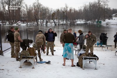 Військові одягаються після купання у Дніпрі на Водохреща