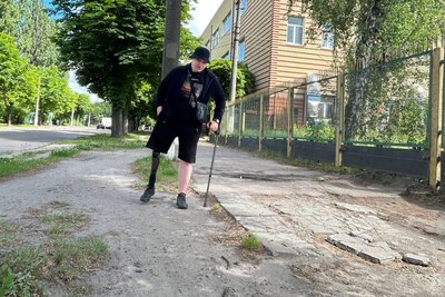 Падав на вулицях міста: ветеран на протезі перевірив безбар'єрність Житомира Падав на вулицях міста: ветеран на протезі перевірив безбар'єрність Житомира